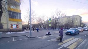 пенсионерка и робот.MP4