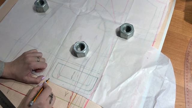 Клапаны карманов на жакете Шанель.
