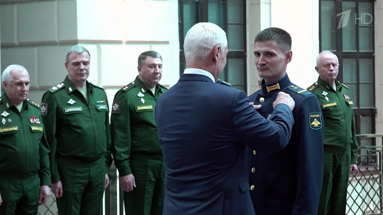 Министр обороны вручил золотые звезды Героев России отличившимся участникам СВО