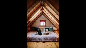 Мансарда. Деревянный потолок в интерьере мансарды. Какой потолок выбрать.