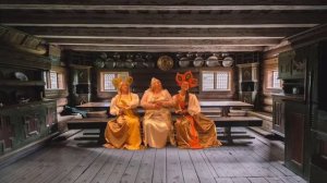 Три девицы под окном...