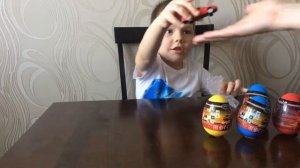 Видео для мальчиков. Открываем яйца Welly с машинками.