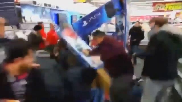 Старт продаж Playstation 4. Давка в магазине. смотреть онлайн