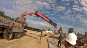 Погрузка и укладка дорожных плит краном-манипулятором HMF