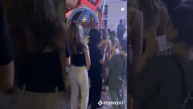 Лунапарк, наше любимое кафе, к которой мы уже привыкли, а с утра было море и загорали. смотреть онлайн