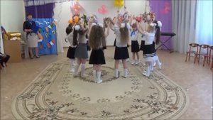 танец с веночками на песню "Горница" в детском саду