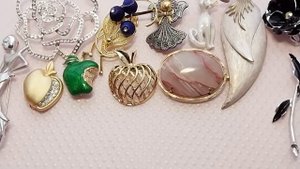 268.Новая распаковка лота с винтажными брошами и колье.