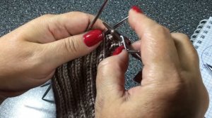 Манишка для малыша спицами.