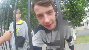 трюки в парке на стрит скуте