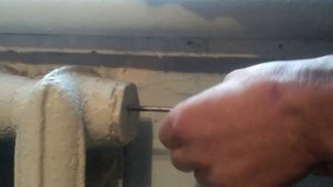 Не греет батарея. Воздушная пробка. Делаем кран для спуска воздуха своими руками за 5 минут!!!