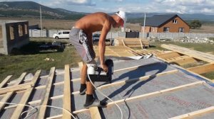 Монтаж контробрешетки по стропилам с помощью нейлера