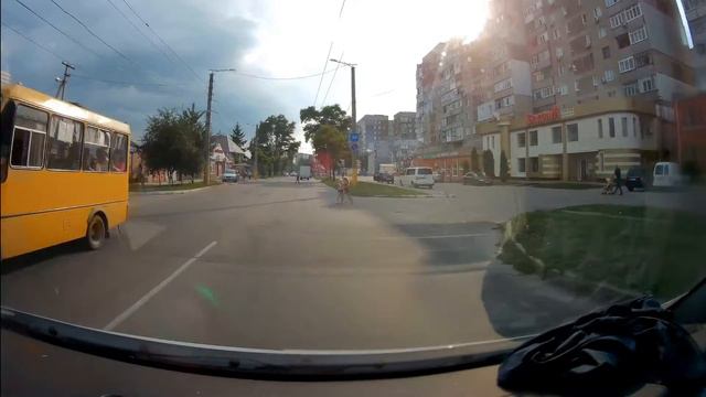 Зачем смотреть когда переходишь дорогу?! смотреть онлайн