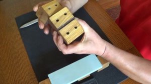 Самодельная подставка-держатель для точильных камней(это может Вам пригодится).