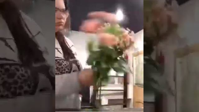 Сборный букет с кустовой розой и гипсофилой смотреть онлайн