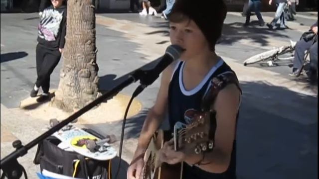 Мальчик Классно Поёт И Играет На Гитаре На Улице (красивый голос, музыкальный гений) смотреть онлайн