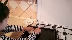 Слойки с шоколадом и яблоками.