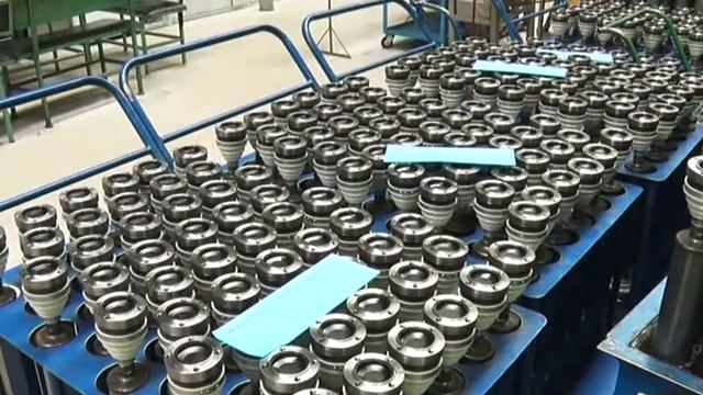 Студенты будут работать на станках, чтобы стать богаче смотреть онлайн