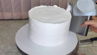 Выравниваем торт белковым кремом