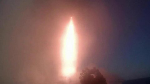 Минобороны распространило кадры запуска из акватории Черного моря ракет "Калибр"