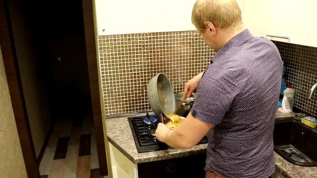 СОЧНЫЕ ОТБИВНЫЕ ИЗ СВИНИНЫ В ДУХОВКЕ ПОД СЫРОМ ЛУКОМ И МОРКОВЬЮ смотреть онлайн