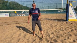 Неправильная стойка при приёме/в защите в пляжном волейболе.