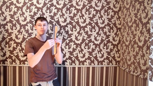 Как подрезать обои вдоль молдинга? (плинтуса, багета)