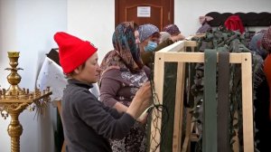 Тверичане плетут маскировочные сети для фронта