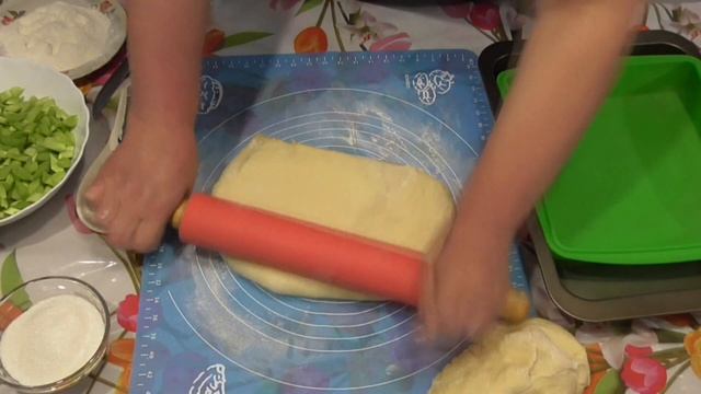 Пирог с ревенем / Пиріг з ревенем / Ревеневый открытый пирог из дрожжевого сдобного теста.