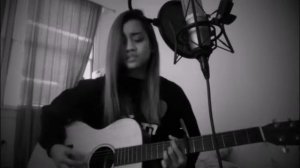 Девушка чудесно играет на гитаре и очень красиво исполняет песню на английском