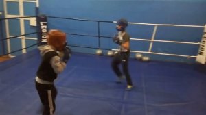 Дети боксируют. Первый вольный бой в парах.