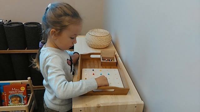 Монтессори. Доска для выкладывания мелких шариков. смотреть онлайн