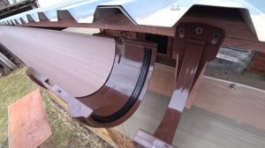 Устанавливаю пластиковый водосток
