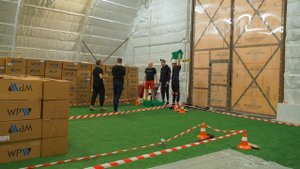 Пацаны на КАБЛУКАХ 30 СМ!! кто ПОСЛЕДНИЙ СНИМЕТ КАБЛУКИ, получит 1000$!!! ЧЕЛЛЕНДЖ!