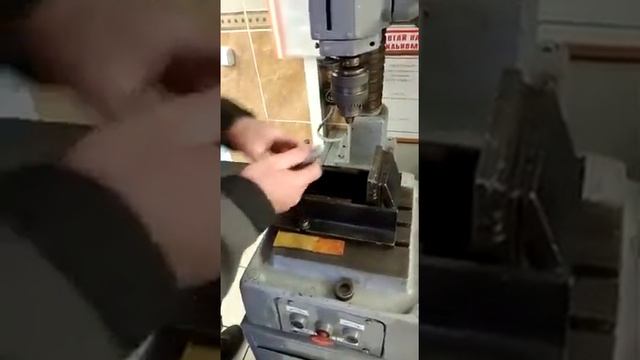 Калибровка латунных гильз 12к самодельным приспособлением смотреть онлайн