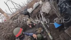 Бойцы ДНР штурмуют опорник ВСУ возле Авдеевки.