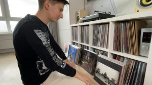 По домам: очень много цветного винила/  Как живет коллекционер виниловых пластинок /