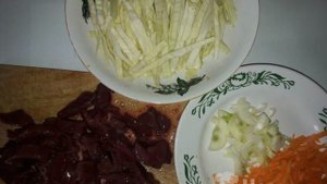 Капуста тушеная с куриной печенью
