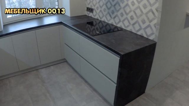 П образная кухня.Фасады FENIX (феникс) .Шкафы купе в коридоре. Балки в  интерьере гостиной. смотреть онлайн