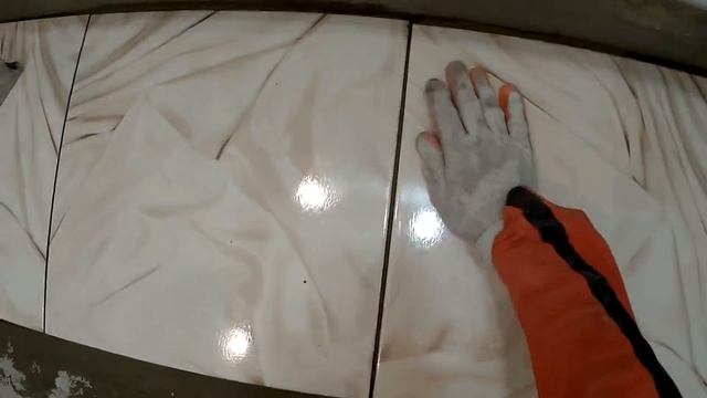 Укладка плитки на пол. Ремонт ванной комнаты. День шестой. смотреть онлайн