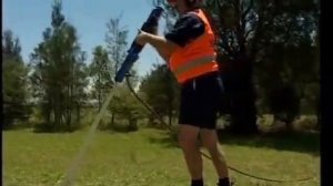 Монтаж сигнальных дорожных столбиков Стилфлекс с помощью пневматического устройства