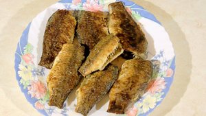 Карась в сметане и карась в панировке.