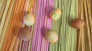 МК. Покраска яиц и бумажной лозы, краской для яиц. #229