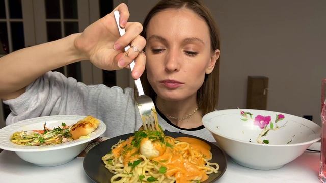 УСЛУГА В 4 РУКИ  мукбанг спагетти в сливочно-томатном соуседомашняя сарделькакуриный суп с лапшо