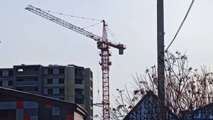 ПРИКРЕПИЛИ К ДОМУ.  Башенный кран DAHAN QTZ.