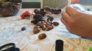 Осенний декор - букет из шишек и рябины. Fall decor from nature material ( pine cone)