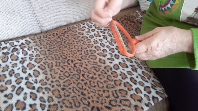 Приспособление, которым можно избавиться от катышек смотреть онлайн