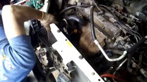 Откручиваем подушку двигателя KA24DE. Nissan Bassara