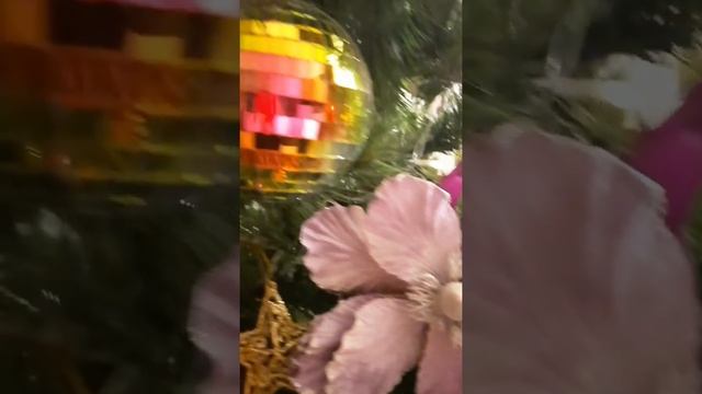 Новогоднее оформление номера в отеле от @hwn.cristmas