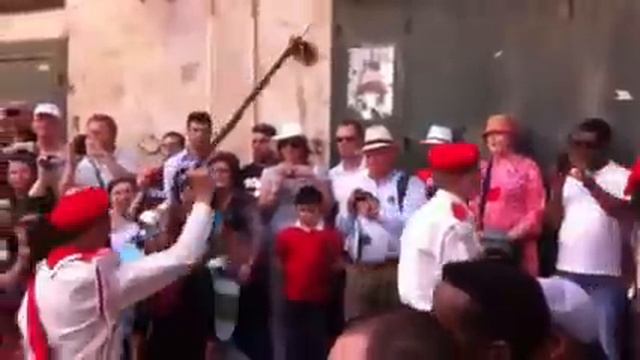 КРЕСТНЫЙ ХОД ВОКРУГ ХРАМА ГРОБА ГОСПОДНЕГО С БАРАБАНАМИ И ВОЛЫНКАМИ (СУББОТА 4.05.2013) смотреть онлайн