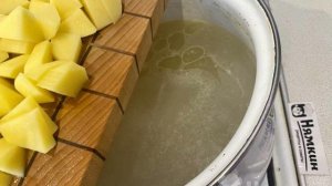 Борщ без свеклы на курином бульоне с томатной пастой